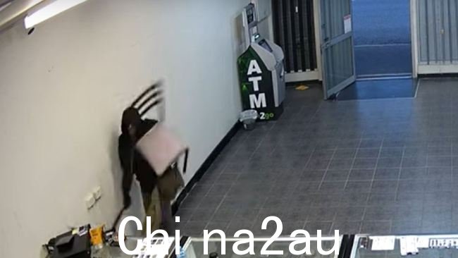 一把椅子从柜台后面扔向那个男人，同时他继续向工人挥动砍刀。图片：Qld Police.