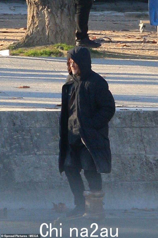 看起来不错:54 岁的 Reedus 扮演名义上的角色,穿着脏兮兮的海军外套和黑色裤子,肩上挎着一个棕色皮带的包