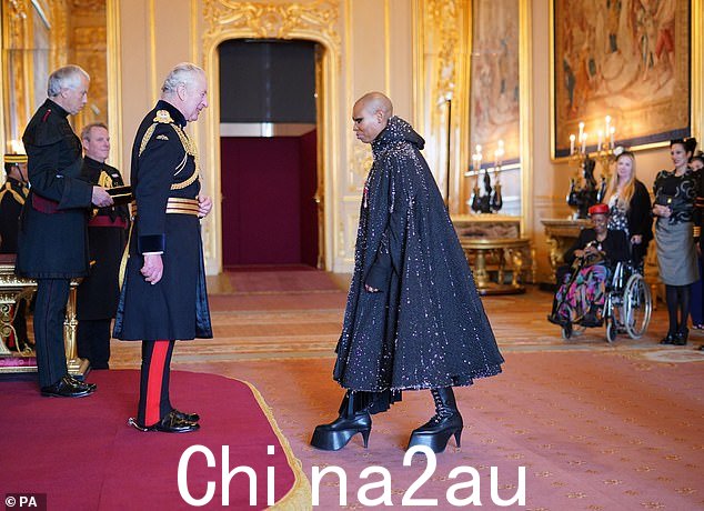成功:OBE 代表大英帝国勋章,用于奖励对艺术的贡献和科学,与慈善和福利组织合作,以及公务员以外的公共服务