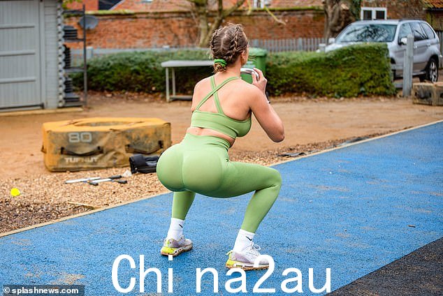 Peachy:她参加了前军事健身教练和网站上其他 20 位训练营客人的日常健身课程
