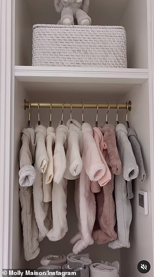 Neutrals: 货架全部涂成柔和的米色或白色,而金色的架子和配套的衣架被添加到柔和的配色方案中