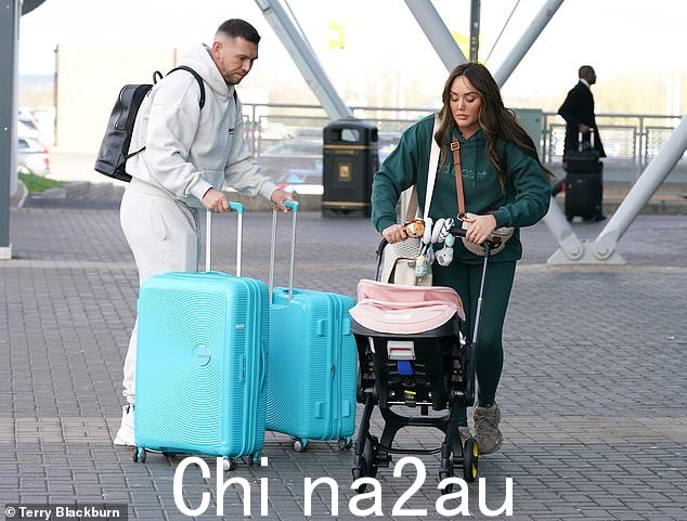 家人:杰克推着两个蓝色手提箱Charlotte 把 Alba Jean 推进了婴儿车