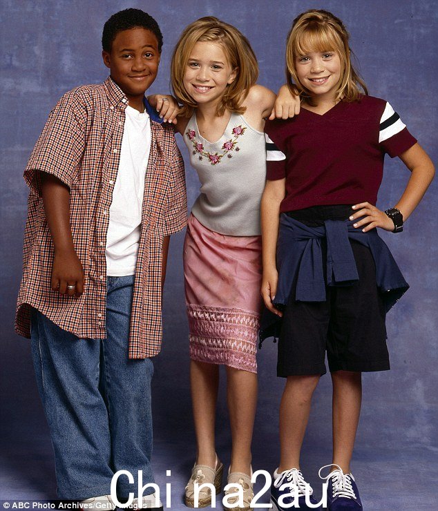 这位前迪斯尼明星(1998 年与奥尔森双胞胎合影)出现在 That's S 等系列中o Raven and Family Matters