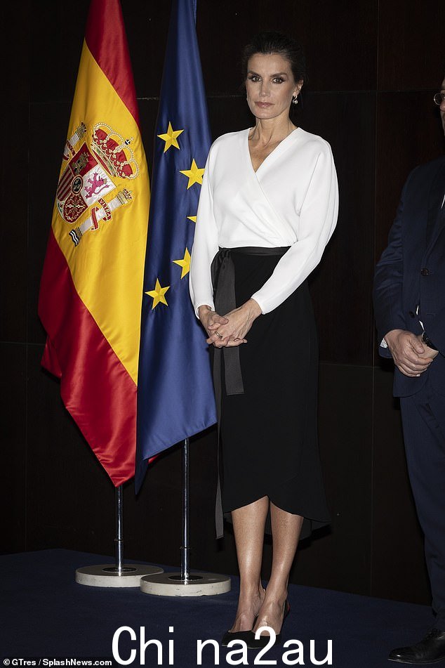 莱蒂齐亚在与费利佩国王对安哥拉进行国事访问的第一天在西班牙国旗旁摆姿势