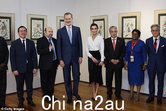 西班牙国王费利佩六世和西班牙王后莱蒂齐亚(C)出席琼·米罗展览开幕式