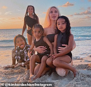 两个女儿和两个儿子:Kim Kardashian 和 Kanye West 还有一个七岁的儿子叫 Saint