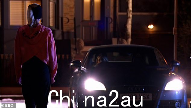 停止!有人看到萝拉跑到外面,试图拦下艾玛所在的出租车。ted to leave Walford