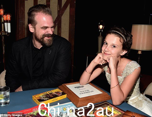 网上很多人指出,Leo 和 Eden 的巨大年龄差异几乎与 47 岁的怪奇物语明星 David Harbour 和 18 岁的 Millie Bobby Brown(2016 年出现)一样