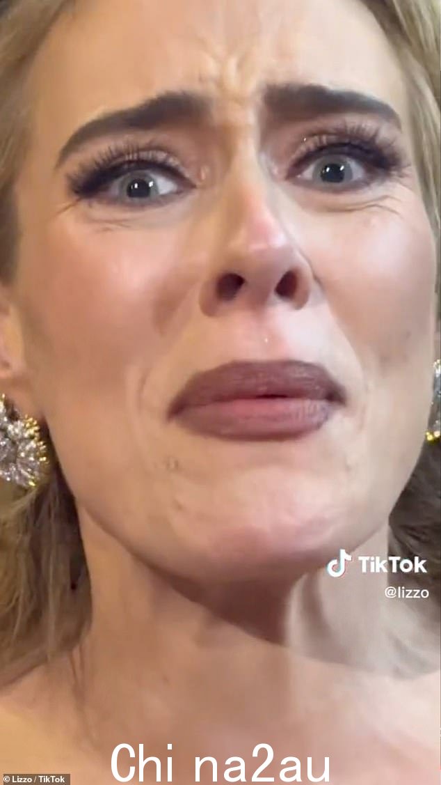 我的天啊:阿黛尔和莉佐在这场盛大的活动中共享一张桌子,说唱歌手拿出她的手机捕捉哈利登上领奖台的那一刻