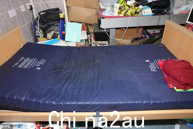 陪审团看到了 Kaylea Titford 使用的床的图片,上面有明显的污渍