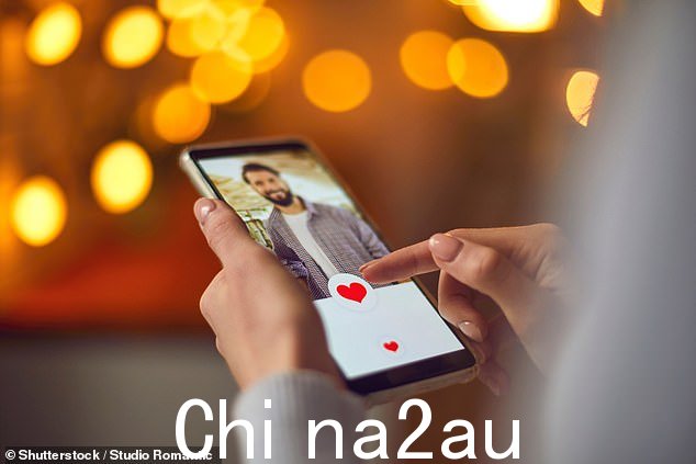 维也纳大学的一项新研究发现,在约会应用程序上过度滑动会加剧自我怀疑的感觉和对单身的恐惧(股票图片)