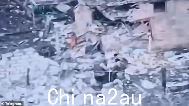 每个人似乎都紧紧抓住指挥官的一只胳膊或一条腿,将他拉过战火纷飞的地区