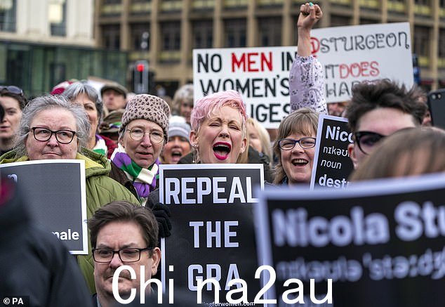 示威者参加了周末在格拉斯哥乔治广场由 Standing for Women 组织组织的 Let Women Speak 集会