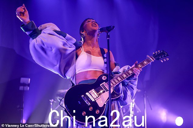 令人惊艳:她穿着一件短款白色系带上衣,搭配别致的彩色搭配,露出健美的腹肌,看起来令人难以置信
