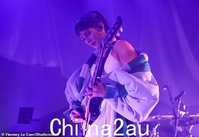 Amazing: The Love Me Like You Do 明星专注于演奏乐器,因为她在舞台上加入了乐队和支持签名者
