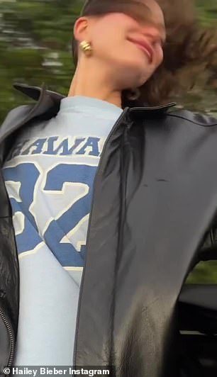 全力以赴:这位媒体名人分享了一段激动人心的片段,她坐在敞篷车里,伸出双臂让风吹拂着她