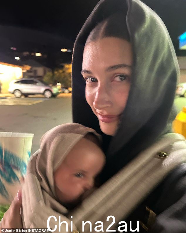 Loving:比伯在晚间外出时拍下了模特抱着婴儿的照片