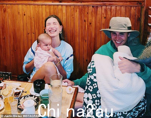 婴儿热:28 岁的贾斯汀比伯和他 26 岁的妻子海莉比伯周二在夏威夷旅行后分享的新 Instagram 帖子中可以看到他们对朋友 Kelia Termini 刚出生的女儿表达了爱意