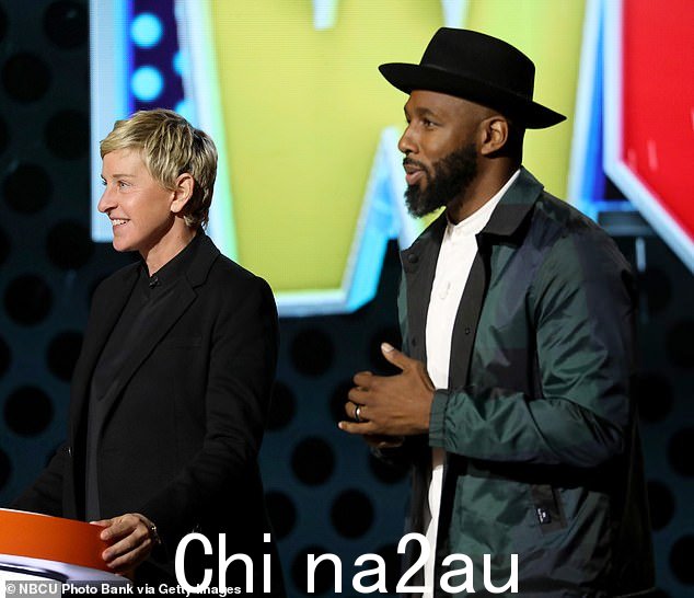 DeGeneres,65 岁开始与 Bos 合作2014 年,他是她脱口秀节目的嘉宾 DJ,最终在 2020 年晋升为联合执行制片人