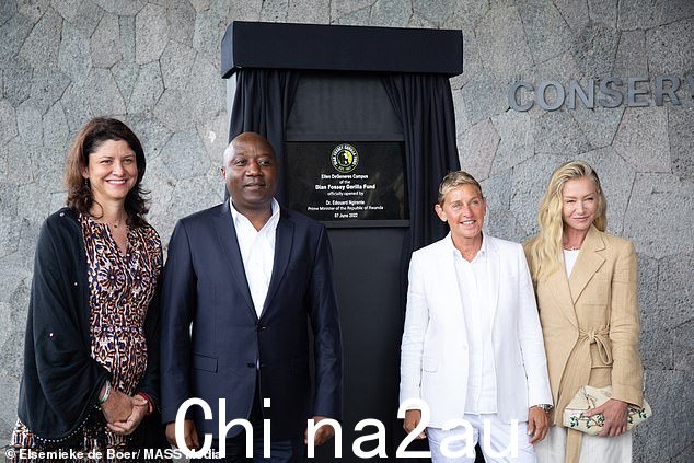 (L-R) Tara Stoinski 博士、卢旺达总理 Édouard Ngirente、DeGeneres 和 de Rossi 在校园落成典礼上合影
