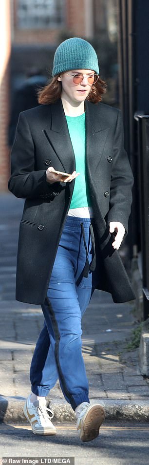 方便:这位女演员走在街上时随身带着她的黄色手机
