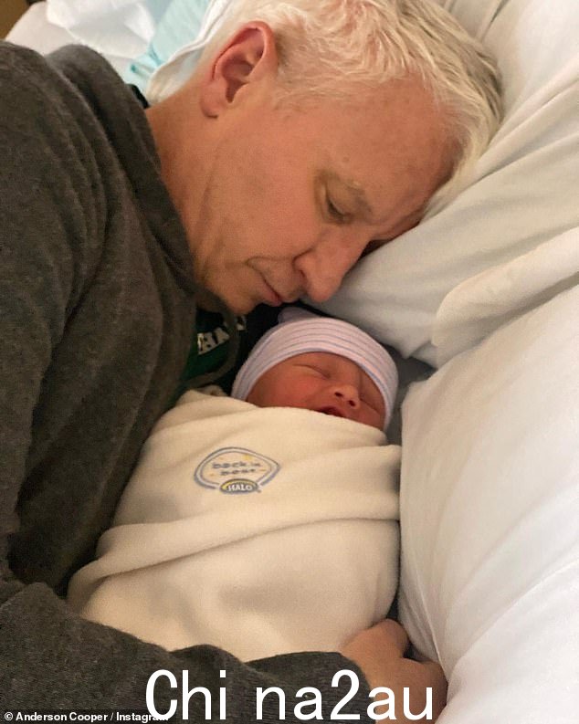 Snuggles:Cooper 在 2022 年 2 月迎来了他的第二个儿子