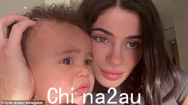 甜蜜:Kylie Jenner 曾经是她男婴 Aire 的溺爱妈妈,在她周二分享到她的 Instagram 故事的可爱片段中