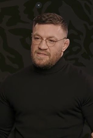 这位 UFC 明星在整个广告中都穿着黑色高领毛衣