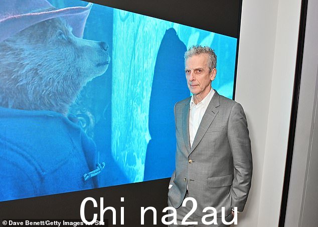 64 岁的 Peter Capaldi 棱角分明的脸庞和花椒色的头发,始终散发着一种老男人的气质。照片摄于去年 12 月