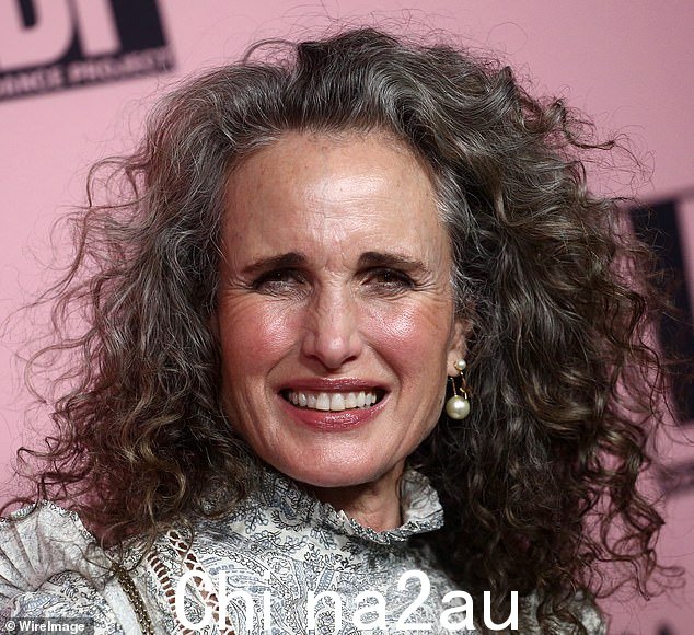 64 岁的安迪·麦克道尔 (Andie MacDowell) 自 2021 年以来一直留着白发,并表示她从未感到如此强大(图摄于 2021 年 10 月)