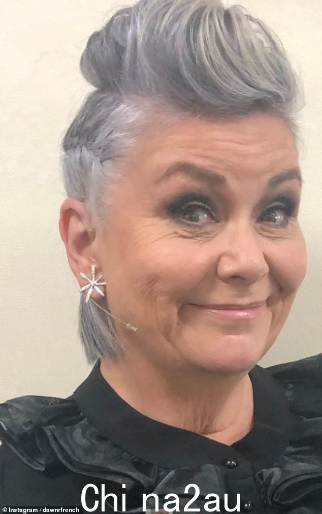 Dawn French,65 岁,在冠状病毒封锁期间开始拥抱她的白发,并表示衰老是一种特权,但'不是为了胆小鬼'