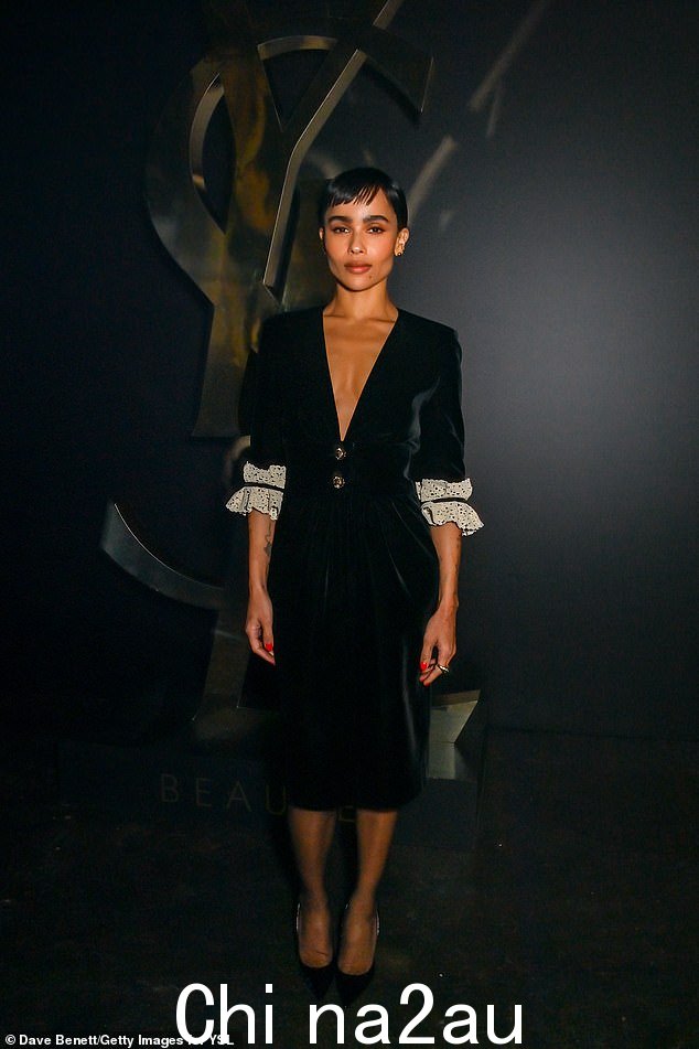 难以置信:Zoe Kravitz 在 YSL 加入时尚的 Tigerlily Taylor 时看起来很轰动周二在伦敦举行的 Black Opium 活动