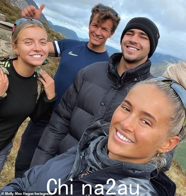 尽管存在差异,Molly 和 Zoe 非常亲密,他们的搭档 Tommy 和 Danny 也是如此,他们经常四人一起度过时光