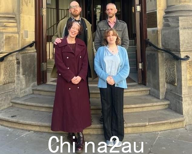 气候活动家 Simon Bramwell(左上)、Lucy Porter(左下)和 Caspar Hughes(右上)和 Jessica Agar(右下)在被定罪后合影