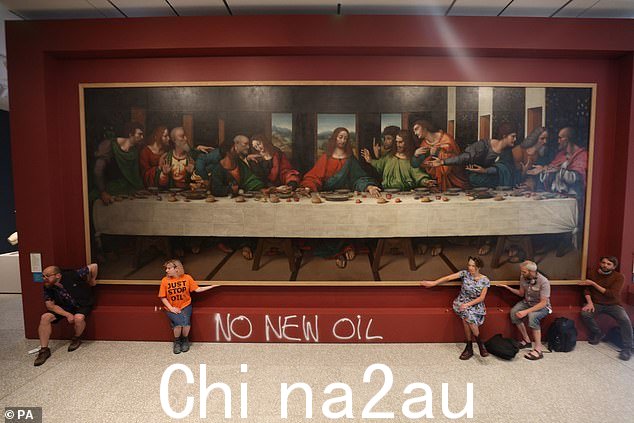 Just Stop Oil 抗议者将自己粘在“最后的晚餐”副本的框架上