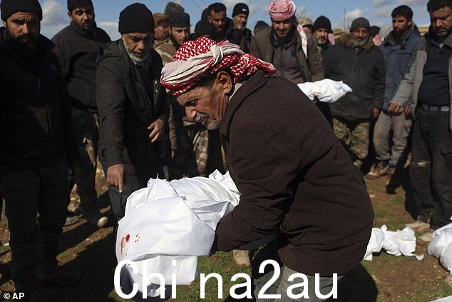 Afraa Abu Hadiya,婴儿的母亲在获救时仍被绑在脐带上,被发现死亡。图为:叙利亚阿勒颇省 Jinderis 镇的哀悼者埋葬死去的家人在里面 earthquake