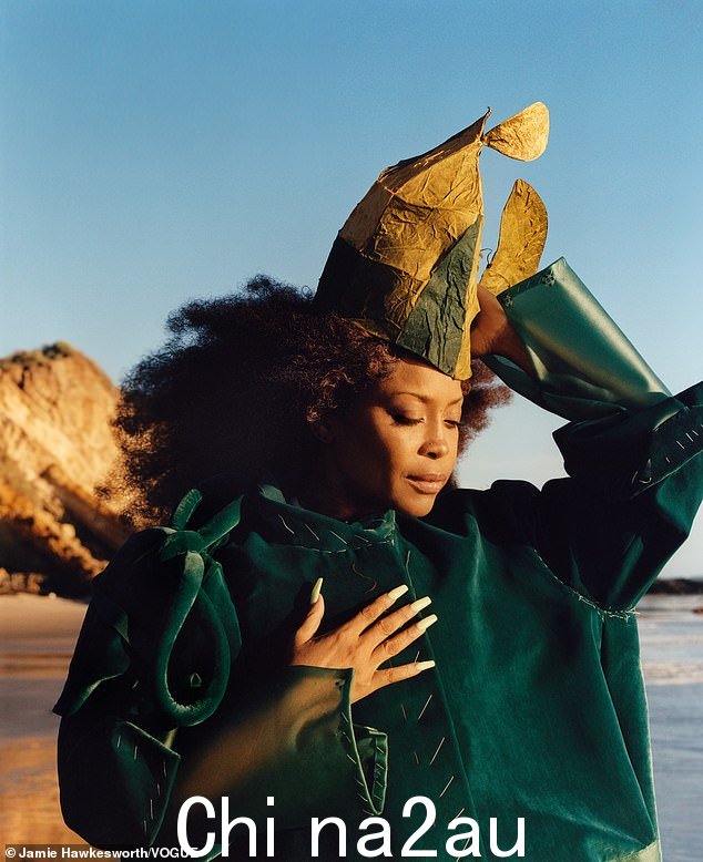 独一无二:Erykah Badu 与女儿 Puma 一起为杂志拍摄轰动一时的照片,穿着一系列引人注目的服装,剪裁出前卫的身材