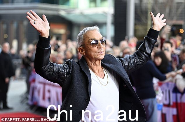 精力充沛:一如既往的活泼,Bruno 在走红地毯时忍不住摆出俏皮的姿势