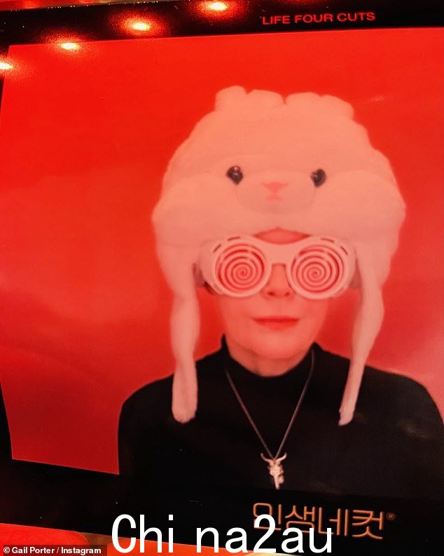 打扮:Gail 到 Instagram 上炫耀结果。她戴着迷幻眼镜和人造毛皮动物帽