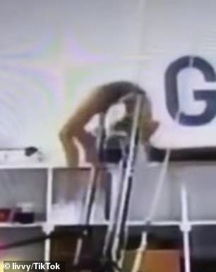 一个视频显示她在把她的背撞到酒吧之前绕着酒吧荡来荡去