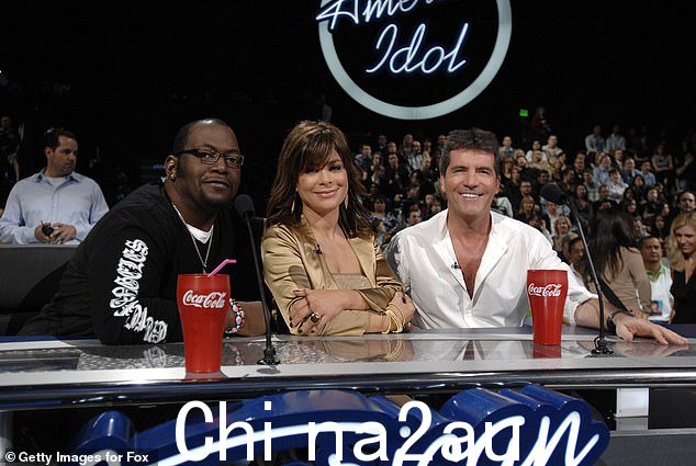 水晶球:Paula Abdul 独家向 DailyMail.com 透露,她在美国偶像上的演出是在节目创作前几年由两位通灵者预测的(Randy Jackson、Paula Abdul 和 Simon Cowell,2008 年)