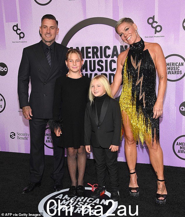 家庭:Pink 嫁给了 Carey Hart,这对夫妇是 11 岁的女儿 Willow 和 6 岁的儿子 Jameson 的父母(照片摄于 2022 年 11 月)