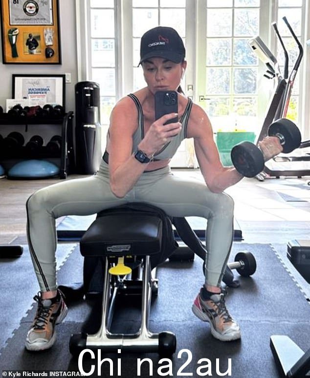 锻炼:Richards 分享了她上周在家庭健身房锻炼的 Instagram 故事照片