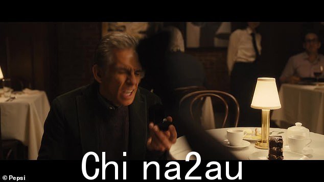哎哟!不幸的是,她向后摔倒,结果不小心踢到了她的求婚者的脸。'疼痛是真的,'斯蒂勒在假装打击后回答道