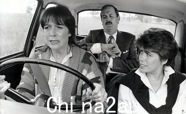 约翰·克里斯在 1986 年由佩内洛普·威尔顿和莎朗·梅登主演的电影《顺时针》中担任主角