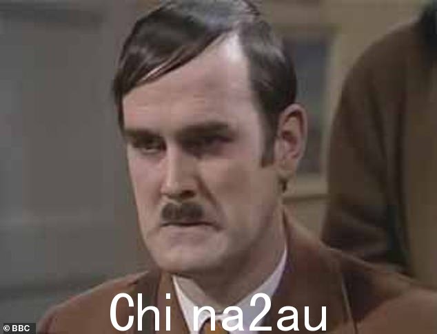 John Cleese 在 Monty Python 小品中著名地扮演希特勒。2021 年,他取消了在剑桥大学的一次演讲,因为他担心因为他的希特勒笑话而被“列入黑名单”