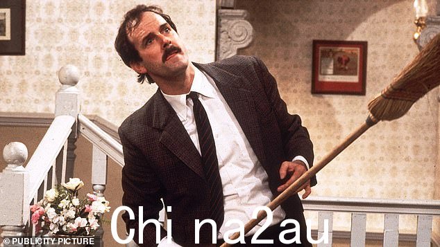John Cleese 饰演 Basil Fawlty。根据英国电影协会的一项民意调查,这部喜剧被评为有史以来最伟大的英国电视节目
