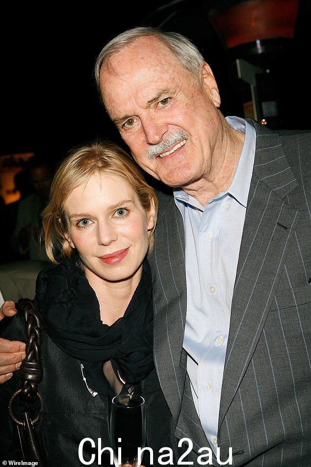 John Cleese 与他和 Connie 的女儿 Cynthia 合影,2008 年。这对父女主演了 1998 年的电影 A Fish Called Wanda