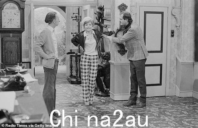 David Kelly(左)在 1975 年的 Fawlty Towers 剧集“The Builders”中扮演倒霉的建筑师 O'Reilly 先生” class=