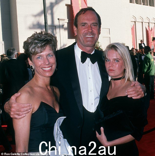 John Cleese,他的前妻 Alyce Cleese 和他们的女儿 Camilla Cleese 于 1989 年 3 月 29 日出席第 61 届奥斯卡颁奖典礼